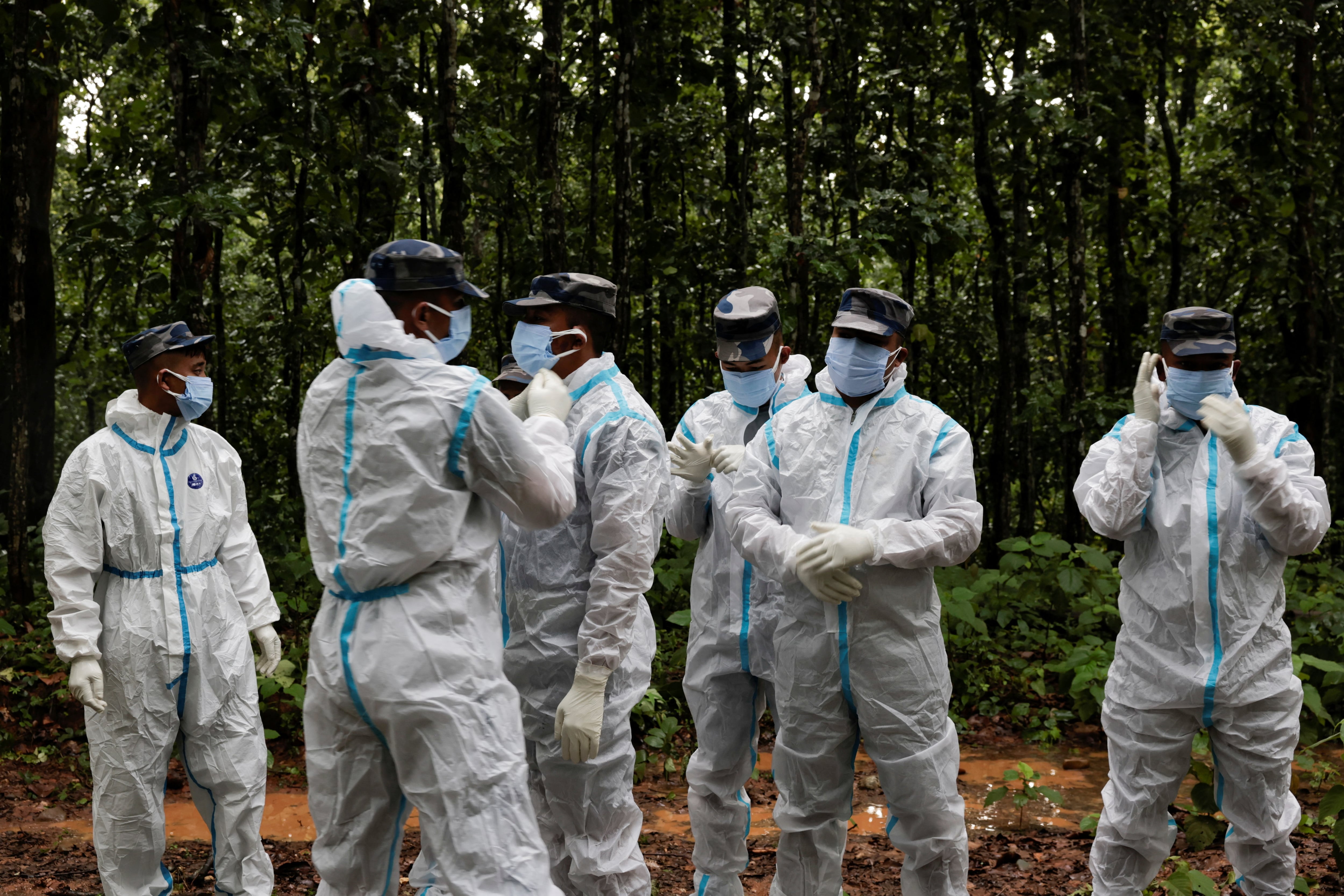 En Chitwan, las autoridades enfrentan dificultades para identificar cuerpos arrastrados por la corriente a lo largo de varios kilómetros (REUTERS/Navesh Chitrakar)