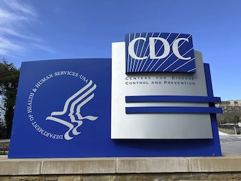 El CDC desaconseja métodos caseros como quemar o aplicar sustancias sobre garrapatas para su extracción debido al riesgo de transmisión de enfermedades (Jeff Amy / Associated Press)