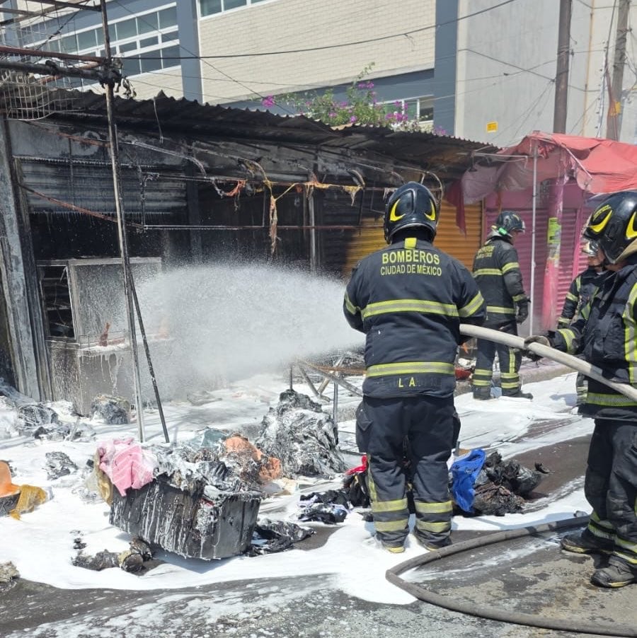 Bomberos de Ciudad de México apagan con espuma un incendio que afectó puestos comerciales en el paradero Santa Martha, dejando estructuras calcinadas y escombros cubiertos de retardante. (X/ @JefeVulcanoCova)