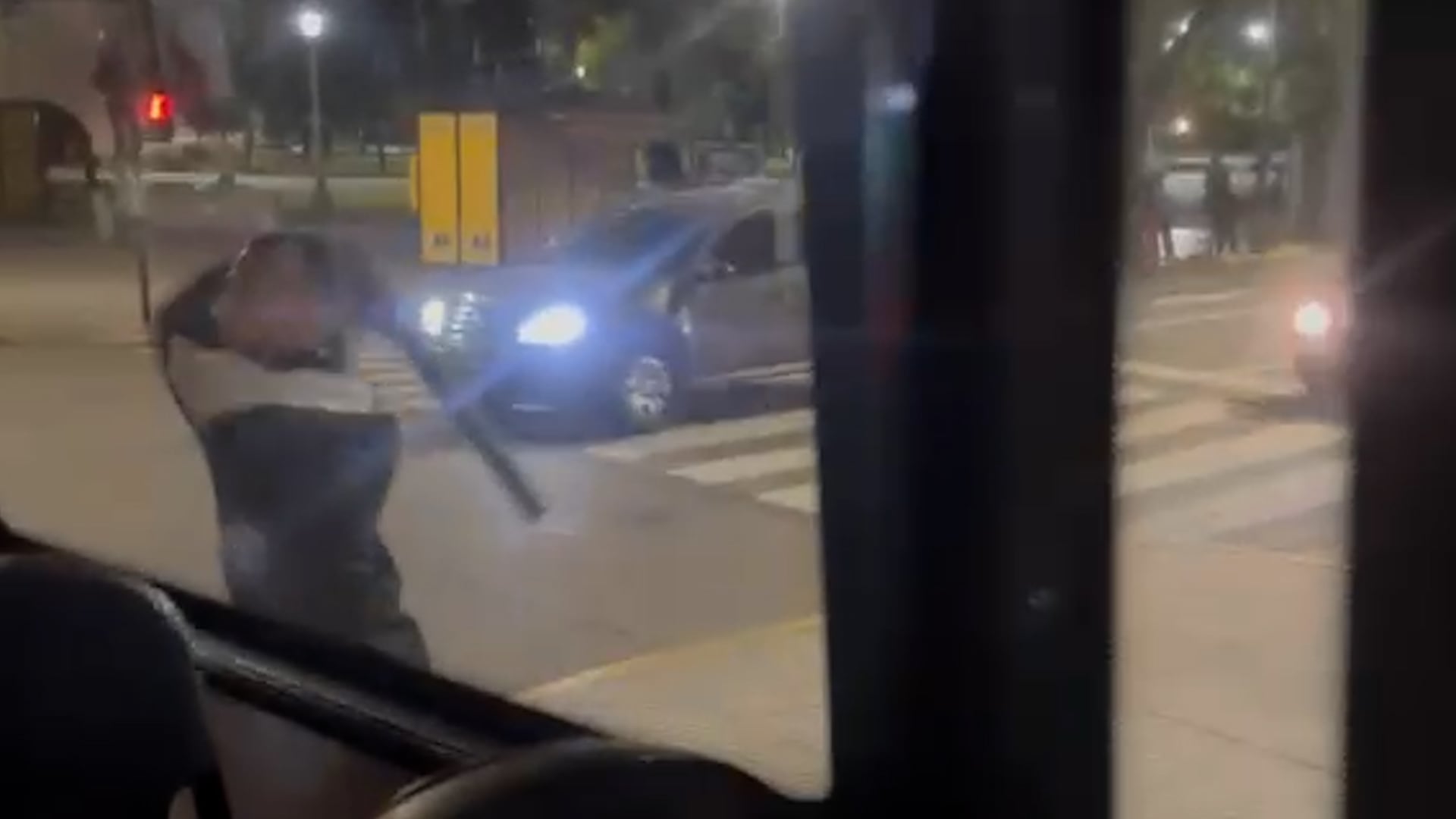 El conductor sacó un fierro del baúl de su auto y comenzó a romper los espejos y las ventanillas del colectivo