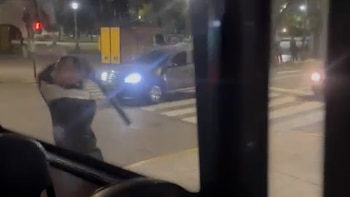 Brutal ataque a un colectivo en Constitución: un venezolano destruyó la unidad a palazos y fue detenido
