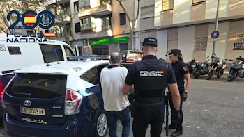 Detenidos en Palma tras ser pillados in fraganti cambiando pasaportes falsos por dinero