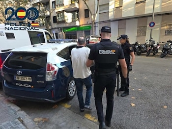 10/10/2026 Detenidos en Palma tras ser pillados in fraganti cambiando pasaportes falsos por dinero..
La Policía Nacional ha detenido a un hombre y tres mujeres que fueron sorprendidos en pleno intercambio de dinero por pasaportes falsos en un centro comercial de Palma.
SOCIEDAD
POLICÍA NACIONAL