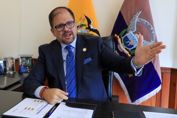 Fotografía de archivo en la que se captó al ministro del Interior de Ecuador, John Reimberg, durante una entrevista con EFE, en Quito (Ecuador). EFE/José Jácome