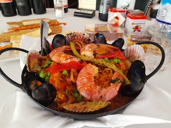Una paella con ostiones, mejillones,