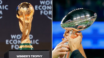En una imagen dividida, a la izquierda está el trofeo de la Copa Mundial de la FIFA dorado y a la derecha el trofeo Vince Lombardi plateado sostenido por manos