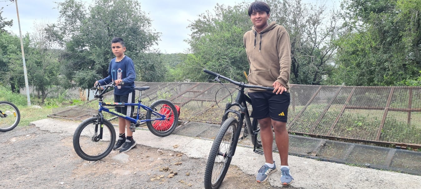 Emanuel (izquierda) y Ezequiel (derecha) son legalmente hermanos