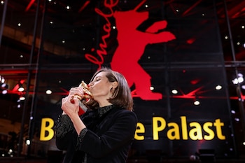 Carla Simón recibió el prestigioso premio Oso de Oro en el Festival de Berlín por "Alcarràs" (Foto: REUTERS/Christian Mang)