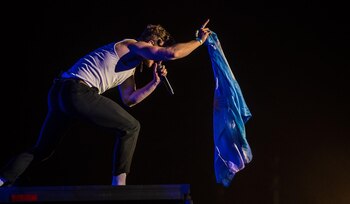 Dan Reynolds con la bandera