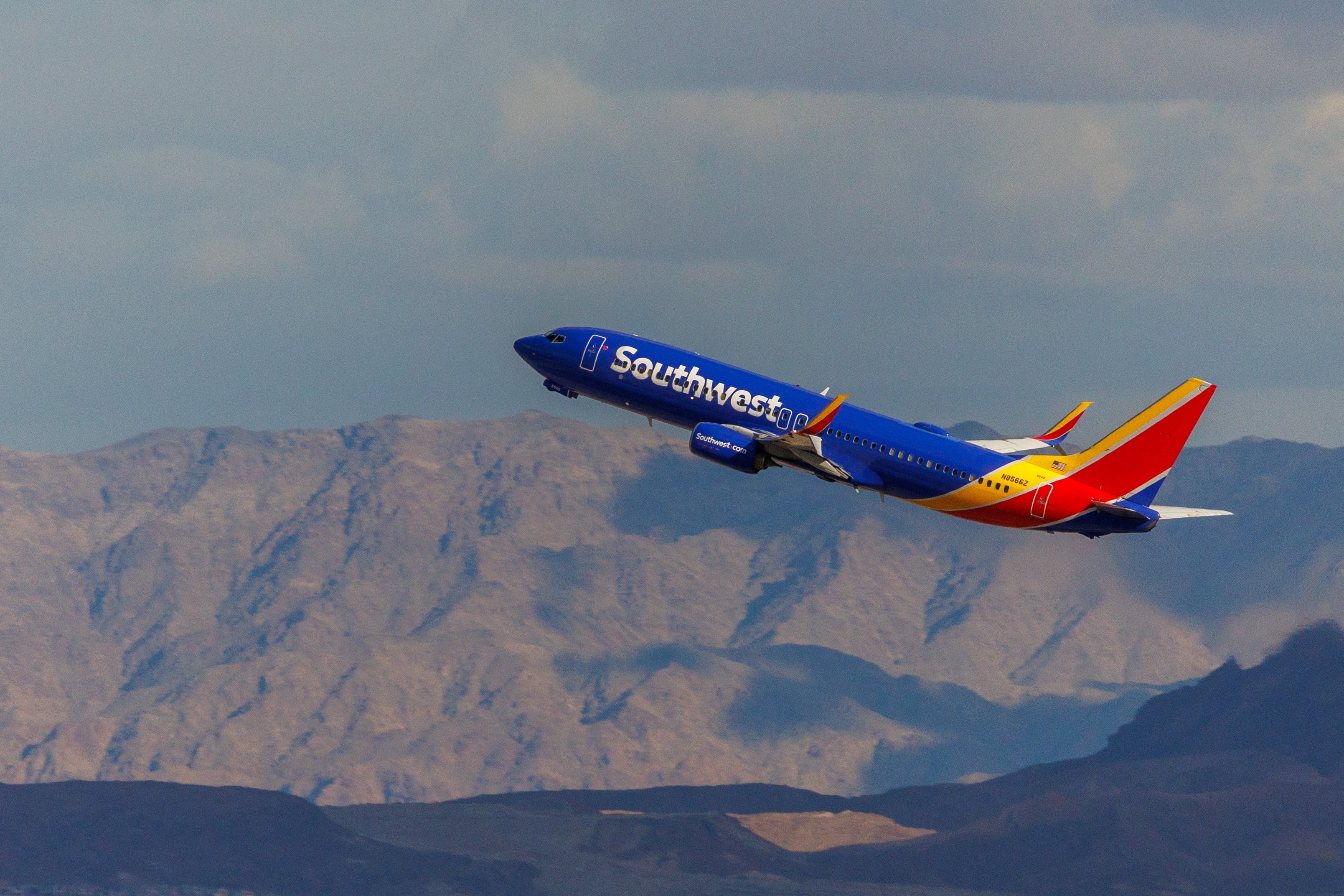 Southwest Airlines prohibirá recargar cargadores portátiles de litio en tomas de corriente de los asientos durante el vuelo para reducir riesgos de incendio. (REUTERS/Mike Blake/File Photo)