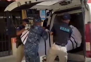 El informe forense será clave para determinar las causas de muerte de dos personas encontradas sin vida en un edificio del Distrito Nacional, tras el aviso de vecinos y familiares (Cortesía: Lo que pasa RD).
