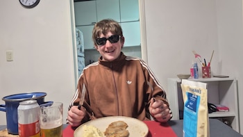Dillom cumplió la promesa que le hizo a un fan y fue a comer milanesas con puré a su casa:"Muy rico todo"