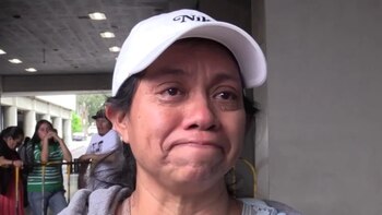 Olga Pérez se despide con el alma rota de sus cuatro hijos estadounidenses en el Aeropuerto Internacional de Fort Lauderdale-Hollywood, antes de abordar el vuelo que la llevaría de regreso a Guatemala (Cortesía: Telemundo).