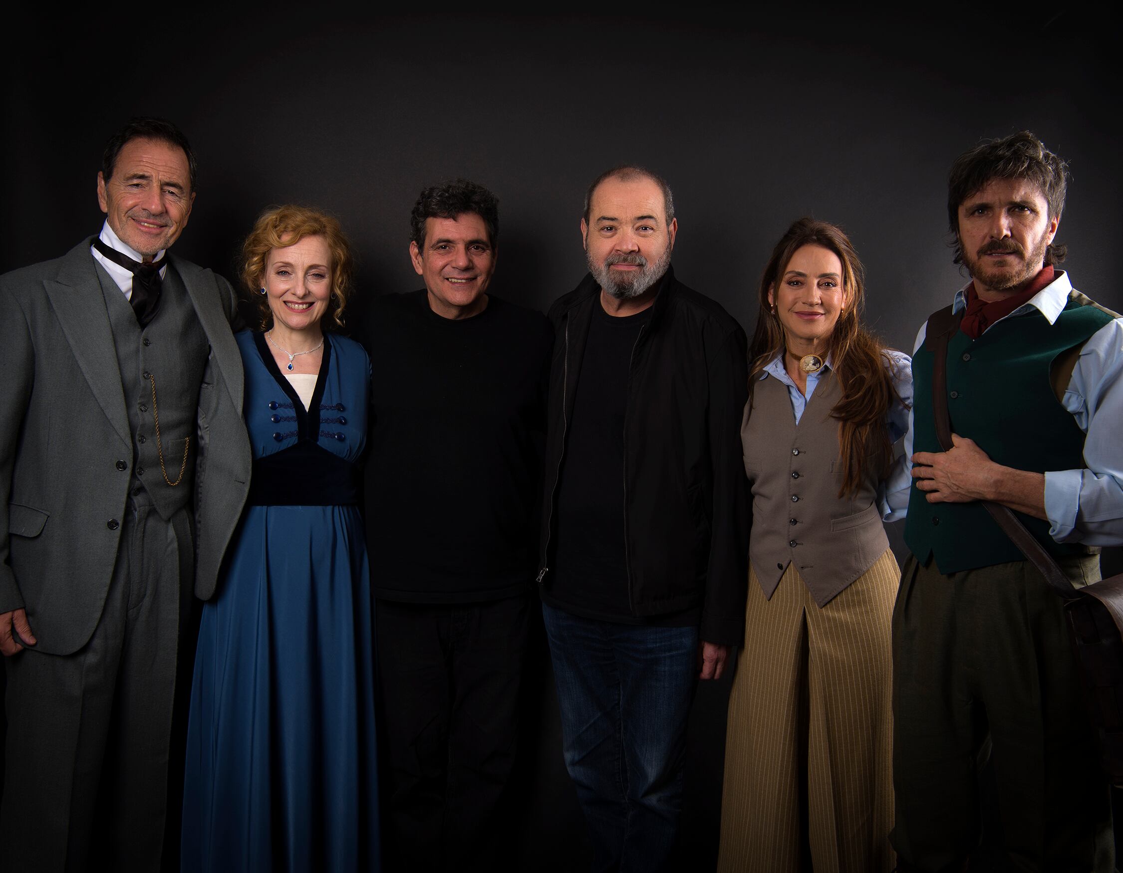 Eleonora Wexler junto a Jorge Suárez y Eduardo Gondell, director y director adjunto de “Los pilares de la sociedad” (Teatro Presidenre Alvear), y Martín Seefled, Mara Bestelli y Gerardo Chendo