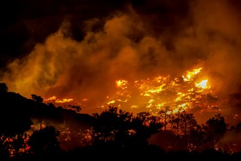 Grecia evacúa hoteles y viviendas