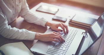Mujer escribiendo en un ordenador