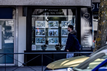 Fachada de una inmobiliaria en