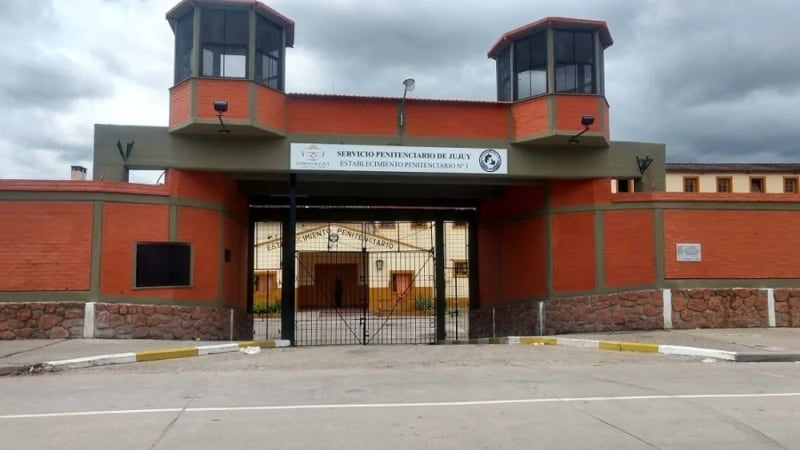 La salud de Raúl Abad, condenado a perpetua por femicidio, es delicada tras el incendio en su celda