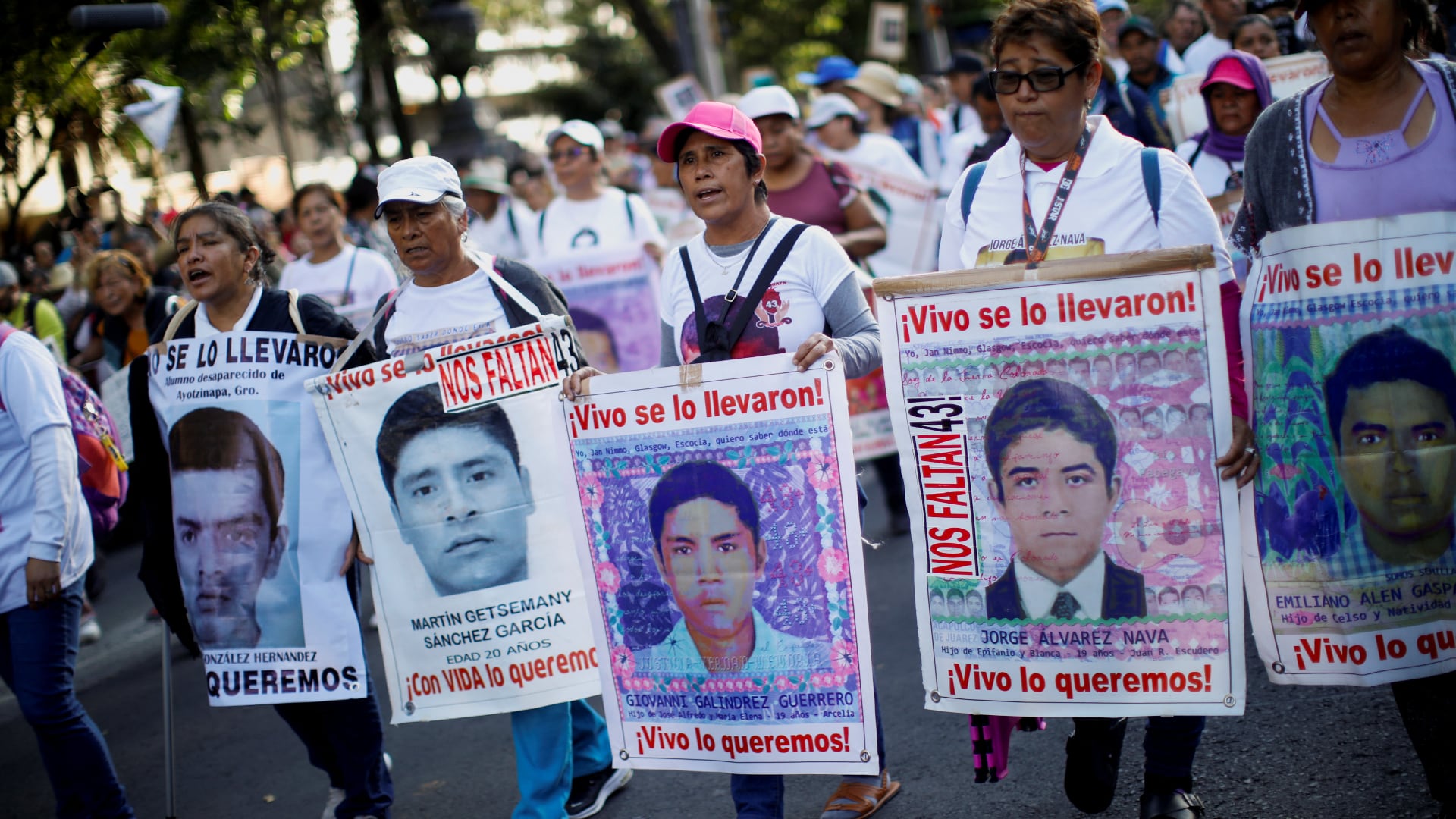Padres y madres de los 43 estudiantes desaparecidos de la Escuela Normal Rural Raúl Isidro Burgos (REUTERS/Raquel Cunha)