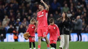 El festejo del Dibu Martínez con su familia tras la clasificación del Aston Villa a la Champions: el duelo de penales con su hijo