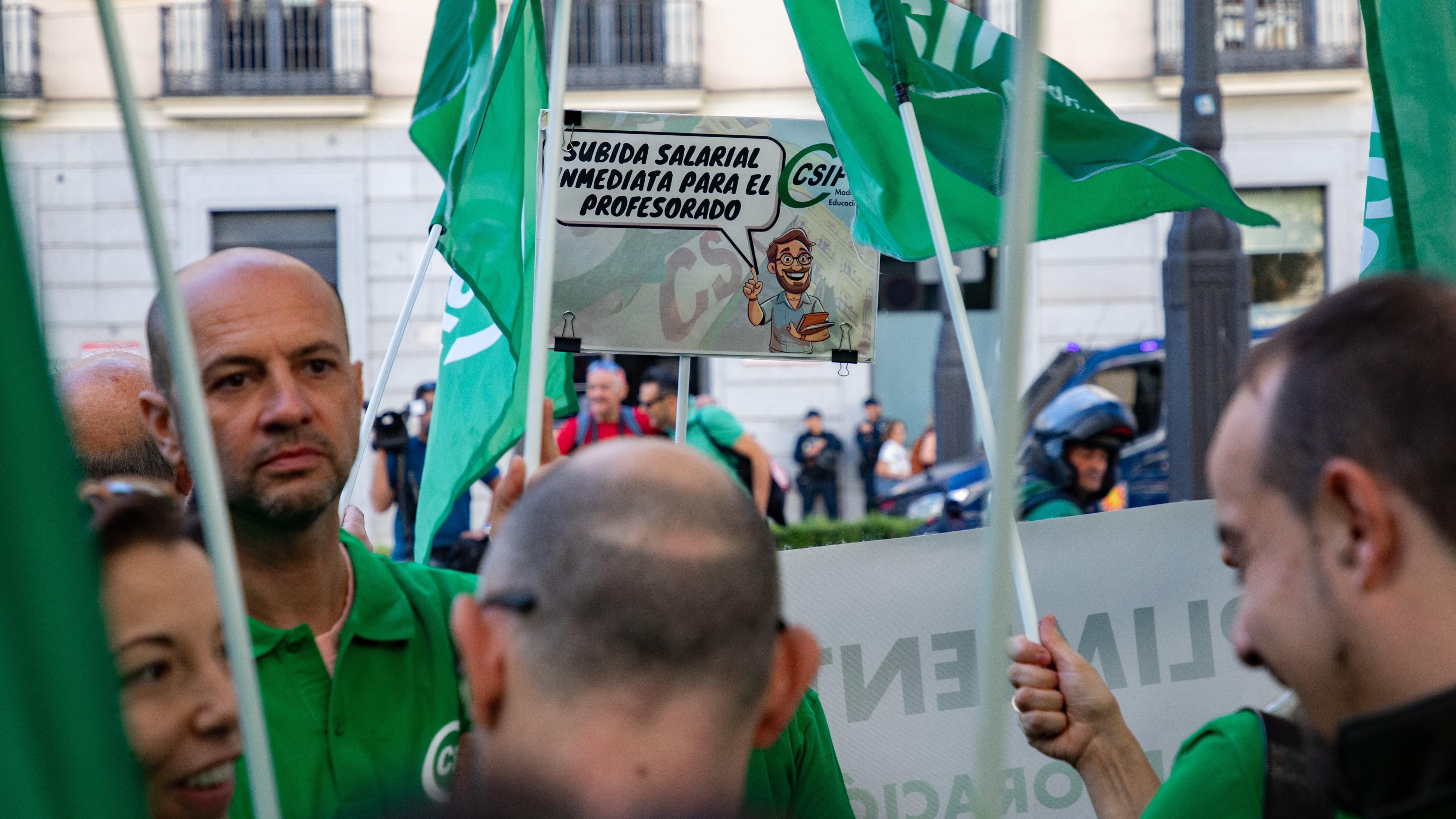 Docentes de Madrid inician huelga indefinida por salarios y condiciones laborales