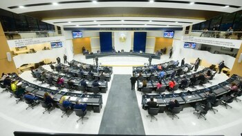 El Salvador elimina restricciones de