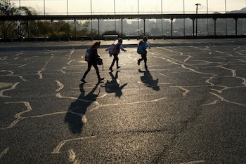 Un grupo de niños va