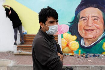 El muralista peruano Daniel Manrique