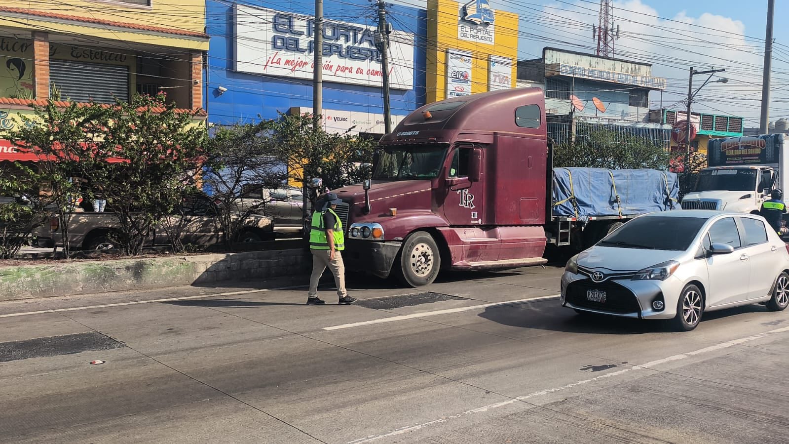 Fernando Suriano alertó sobre una tormenta que golpea al transporte pesado. Jornadas extendidas, turnos nocturnos y escasas áreas seguras empujan conductas de riesgo. El Gobierno prepara medidas y busca alianzas (Foto cortesía Ministerio de Comunicaciones, Infraestructura y Vivienda)