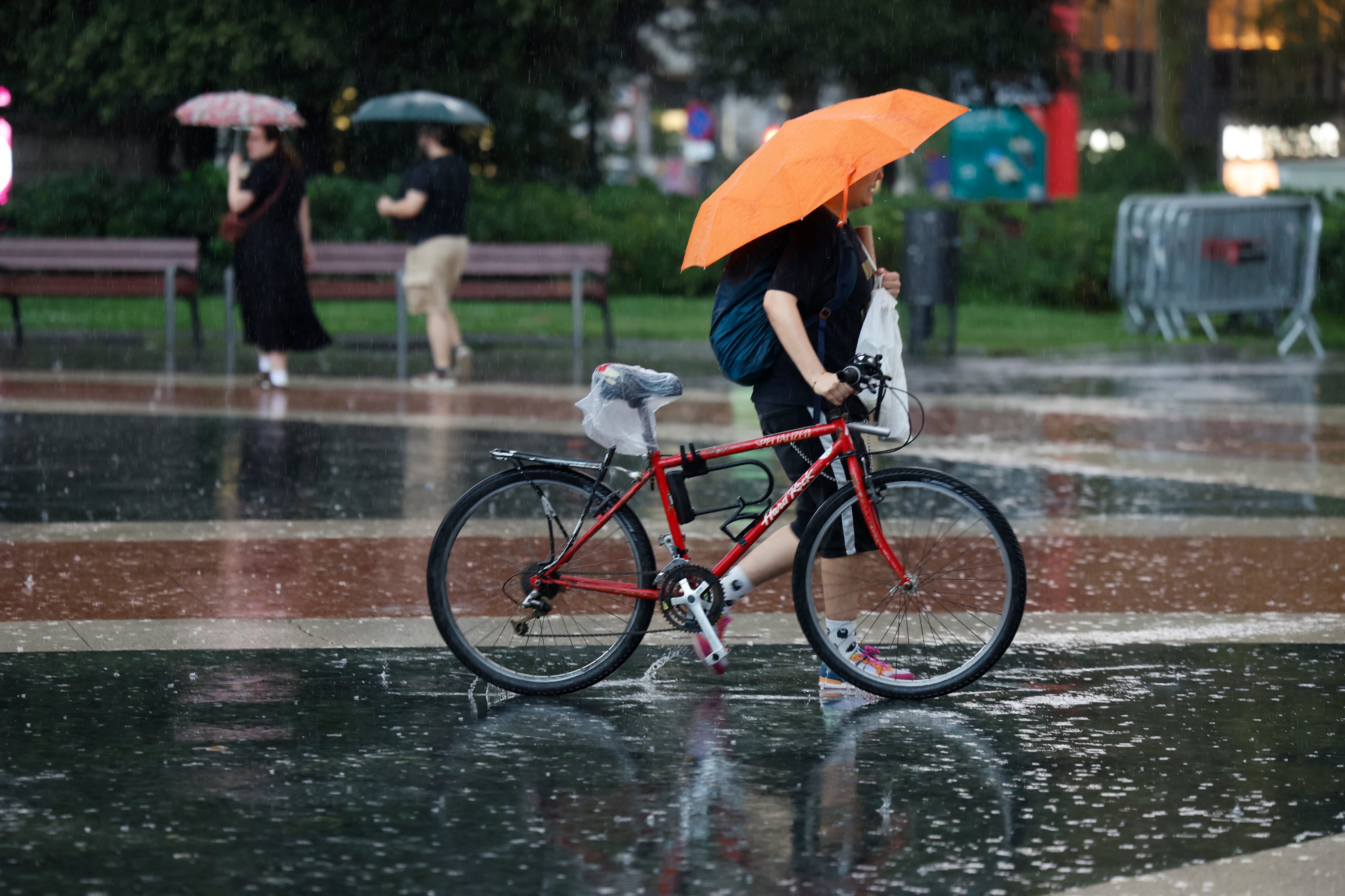 Lluvias en Barcelona la semana pasada. (Toni Albir/EFE)
