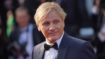 Viggo Mortensen cumple 68 años: las claves de un estilo clásico y funcional que desafía la moda masculina