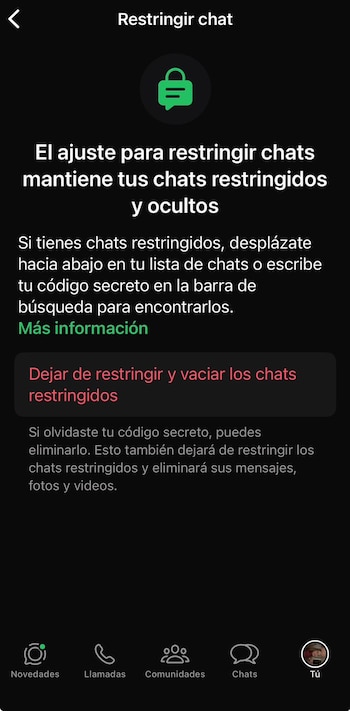Captura de pantalla de una aplicación de mensajería en modo oscuro, mostrando la función 'Restringir chat' con un icono de candado y texto sobre cómo ocultar conversaciones