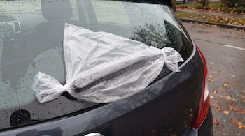 Cuando los limpiaparabrisas se exponen a los rayos UV y a la suciedad, las escobillas traseras, en especial en SUV y hatchbacks, se secan y sufren un desgaste prematuro (VisualesIA Scribnews)