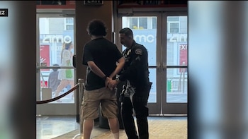 Detuvieron a un hombre acusado de rociar gas pimienta en un cine de California