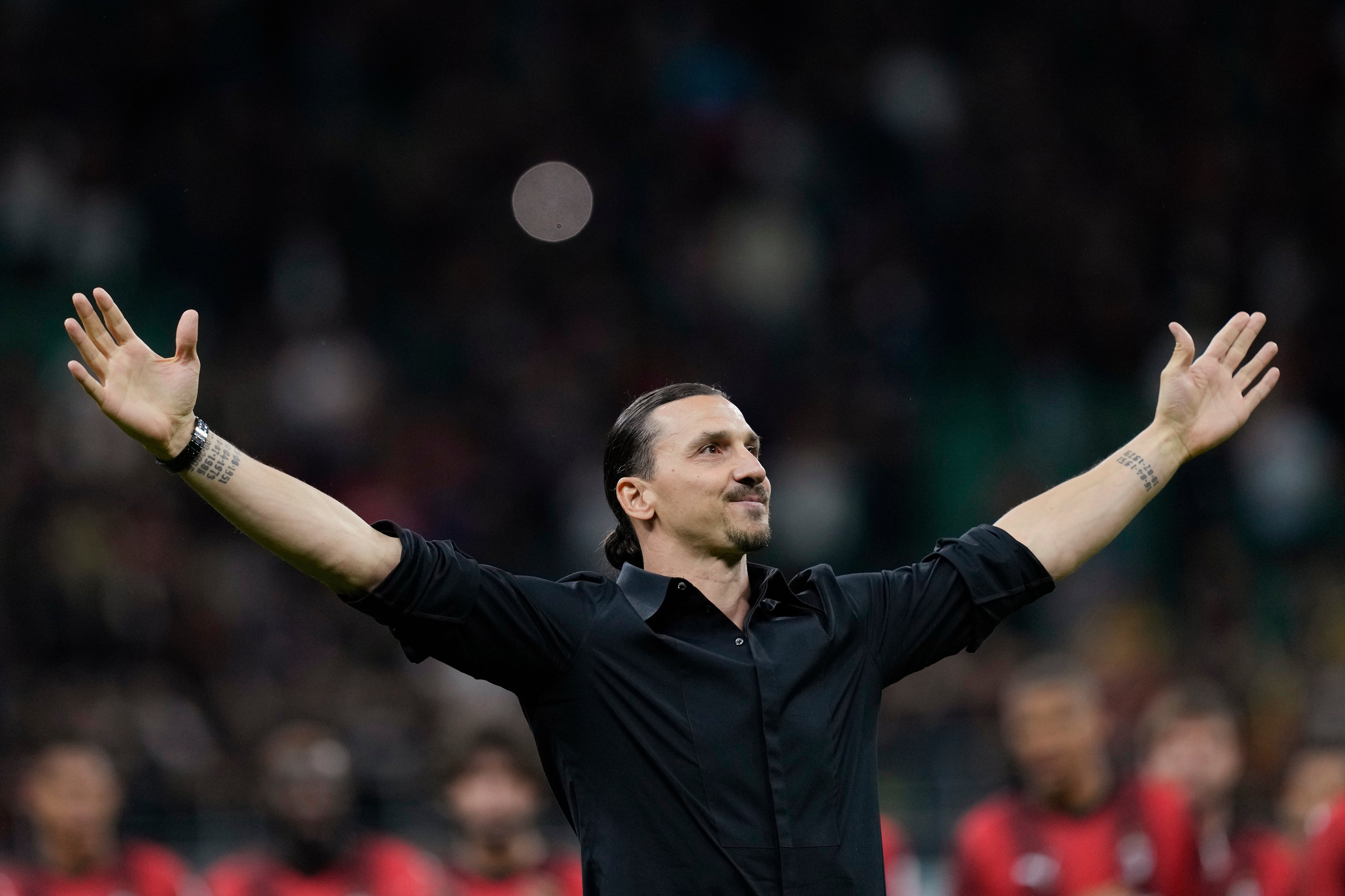 Zlatan Ibrahimovic agradece los aplausos tras su último partido con el Milan, ante el Hellas Verona, el 4 de junio de 2023 (AP Foto/Antonio Calanni, archivo)