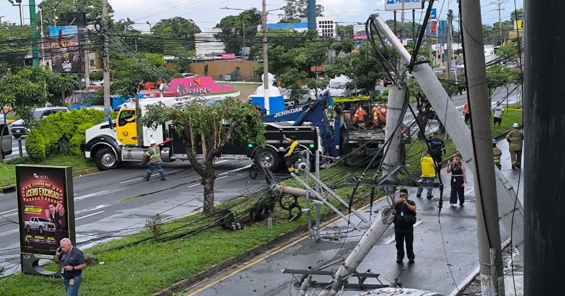 El Viceministerio de Transporte movilizó grúas a la zona y habilitó el paso vehicular de forma controlada en ambos sentidos. (Cortesía: Viceministerio de Transporte)