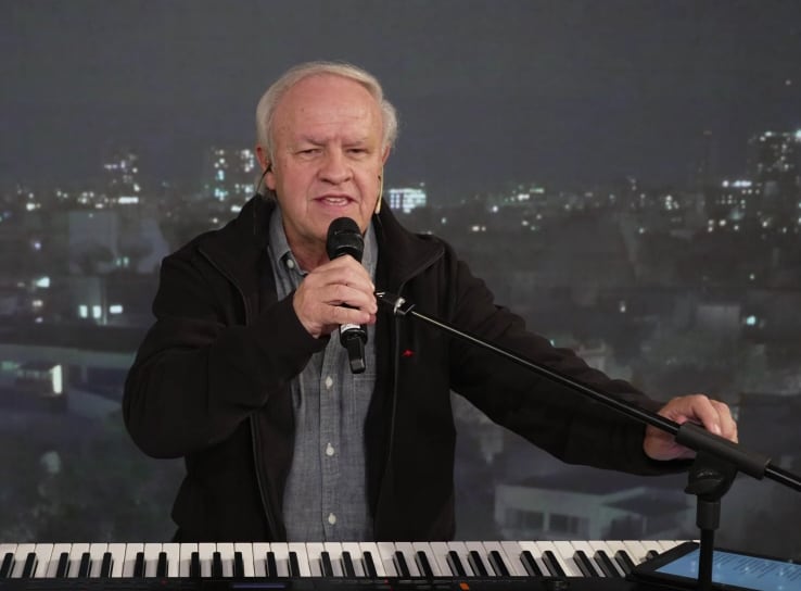 El cantante repasó su adaptación a espectáculos teatrales, su premiada temporada en Mar del Plata y su preferencia por conectar con el público en cualquier formato (Infobae en Vivo)