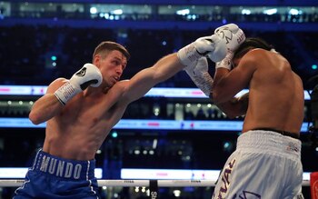 Callum Smith golpea a Lenin