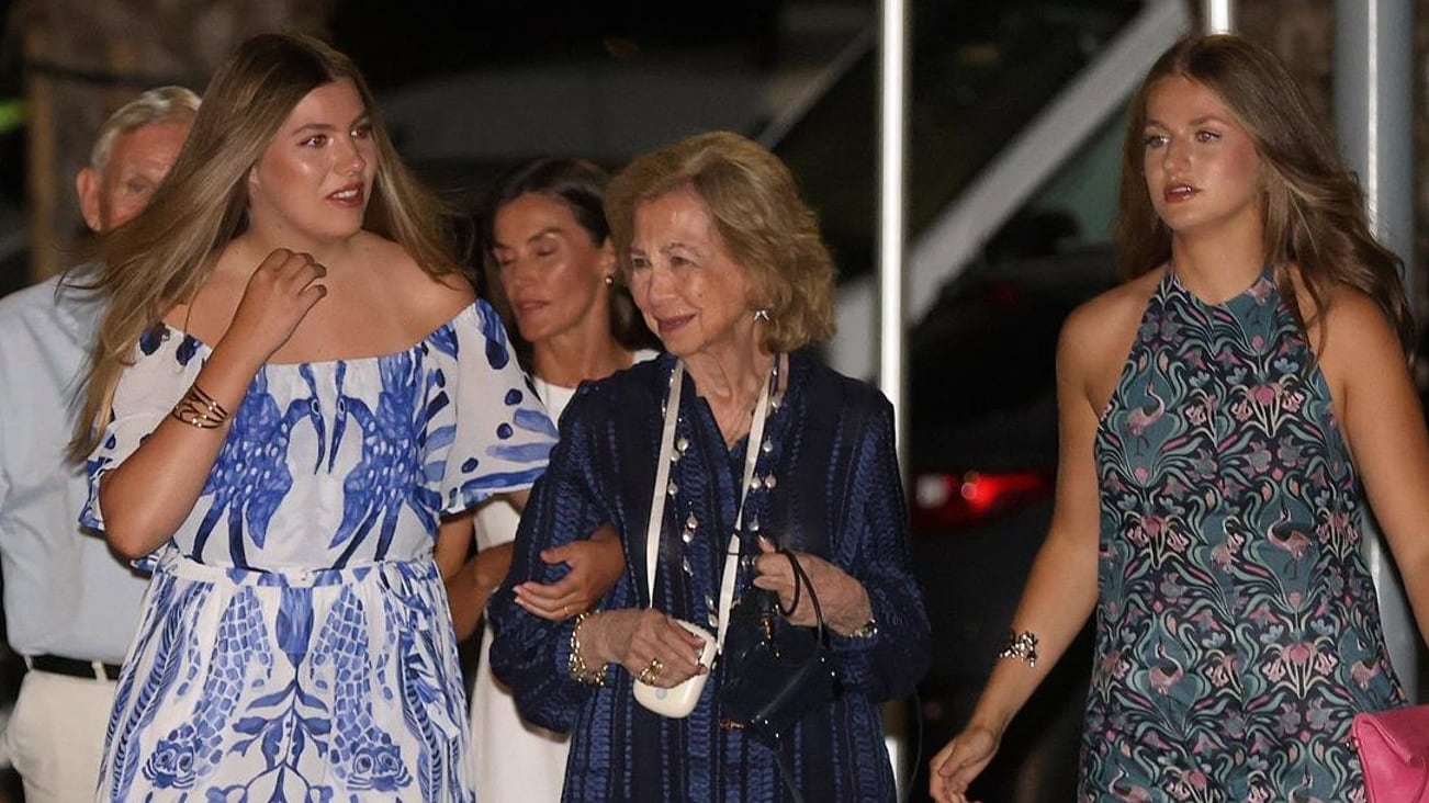 Todos los detalles de la cena de la familia real con el viudo de Tatiana Radziwill en Mallorca: del abrazo de Leonor a la reina Sofía al restaurante elegido