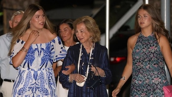 Todos los detalles de la cena de la familia real con el viudo de Tatiana Radziwill en Mallorca: del abrazo de Leonor a la reina Sofía al restaurante elegido