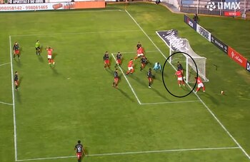 El balón chocó en el