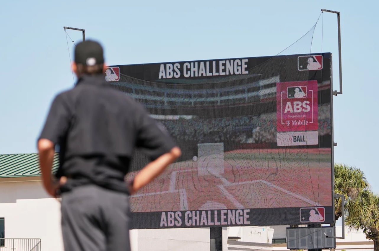 El sistema ABS se implementó oficialmente en la MLB 2026 para automatizar las decisiones de bolas y strikes en tiempo real (AP)