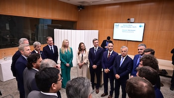 Clima menos tenso y algunas dudas: Milei se reunió con los gobernadores en París y les agradeció por acompañarlo