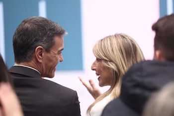 16/02/2026 El presidente del Gobierno, Pedro Sánchez, y la vicepresidenta segunda y ministra de Trabajo y Economía Social, Yolanda Díaz, durante el acto de la firma del acuerdo para la subida del salario mínimo interprofesional (SMI) para 2026, en la sede del Ministerio de Trabajo y Economía Social, a 16 de febrero de 2026, en Madrid (España). El Gobierno y las organizaciones sindicales formalizan la subida del salario mínimo interprofesional (SMI) para 2026, que se sitúa en 1.221 euros mensuales en catorce pagas, tras un incremento del 3,1%. La nueva cuantía supone 37 euros más al mes y 518 euros adicionales al año respecto al SMI vigente en 2025 y beneficiará a unos 2,5 millones de trabajadores.
POLITICA
Eduardo Parra - Europa Press
