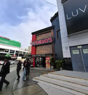 Fridays de la Av. Santa Cruz en Miraflores.