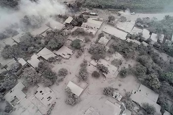 El nombre indígena Chi Q'aq' del Volcán de Fuego alude a "donde hay fuego" y sobrevivió a un intento colonial de rebautizarlo como Santa Catarina.