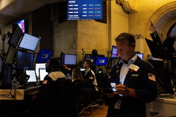 Los operadores de Wall Street y algunos economistas prevén una creciente probabilidad de que el banco central anuncie un recorte de medio punto más de lo habitual. (EFE/EPA/JOHN TAGGART)