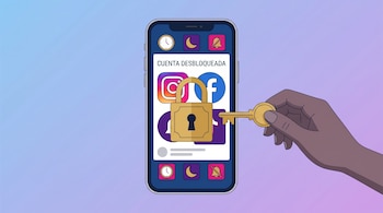 Un teléfono inteligente muestra el mensaje de cuenta desbloqueada mientras una mano introduce una llave en un candado sobre la pantalla.
