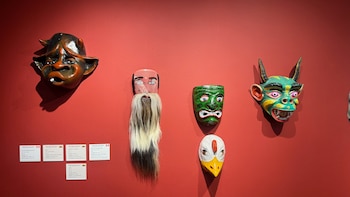 Máscaras que cruzan fronteras: la exposición que une a Ecuador y Perú a 28 años de la paz
