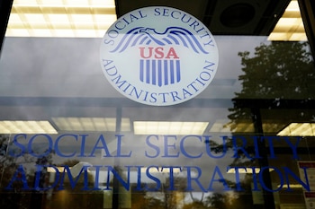 La normativa del SSI establece que un beneficiario no es elegible si permanece fuera de Estados Unidos durante un mes calendario completo (AP Foto/Nam Y. Huh, Archivo)